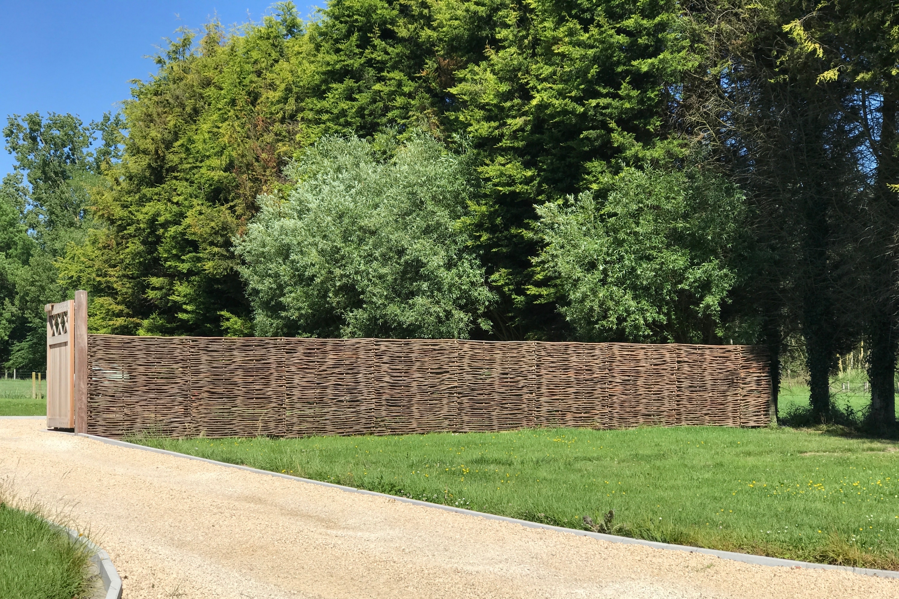 Barrière de jardin tressée | Choisir du bois, prix, tressage